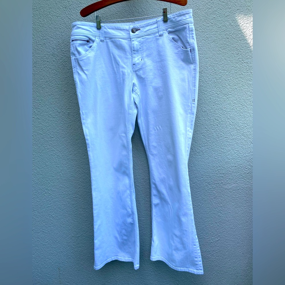 CAbi Women's White Flare Leg zip pocket mid-rise Jeans size 16